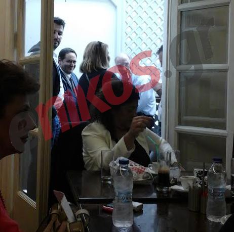 Η Βούλτεψη καλωσόρισε το Λεβέντη στο καφενείο της Βουλής – ΦΩΤΟ