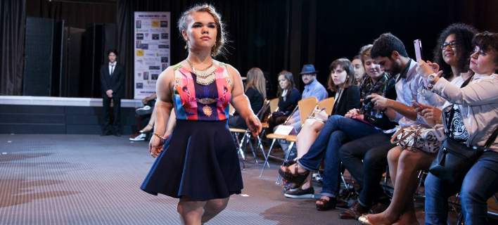 Μικρόσωμες καλλονές ”έλαμψαν” στην πασαρέλα