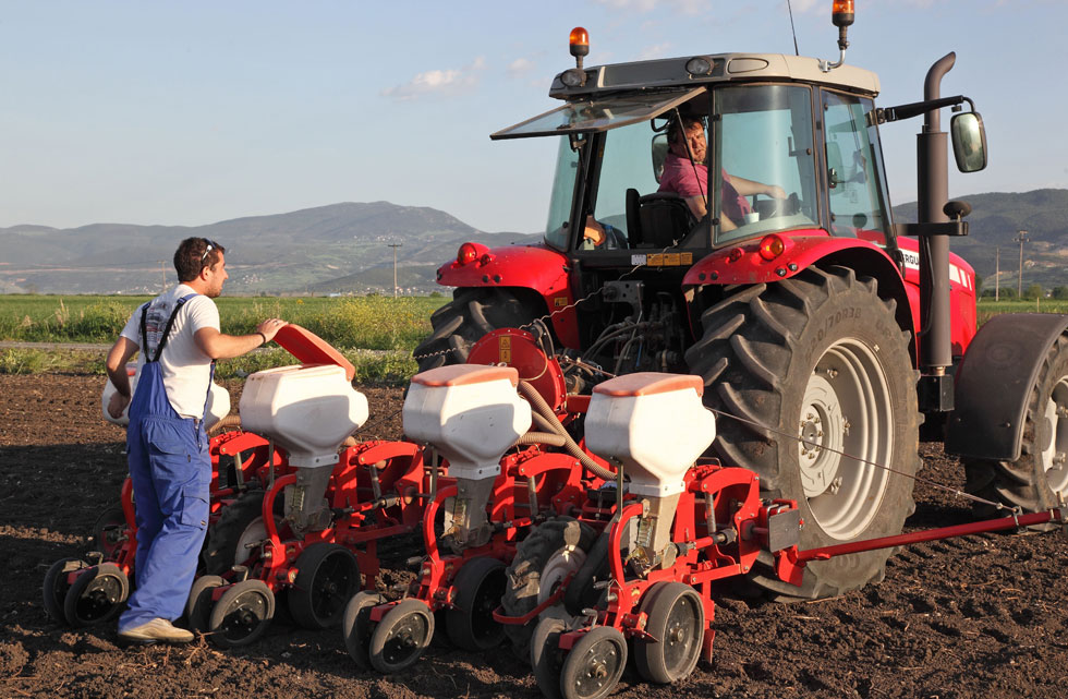 Διπλό πλήγμα για τους αγρότες