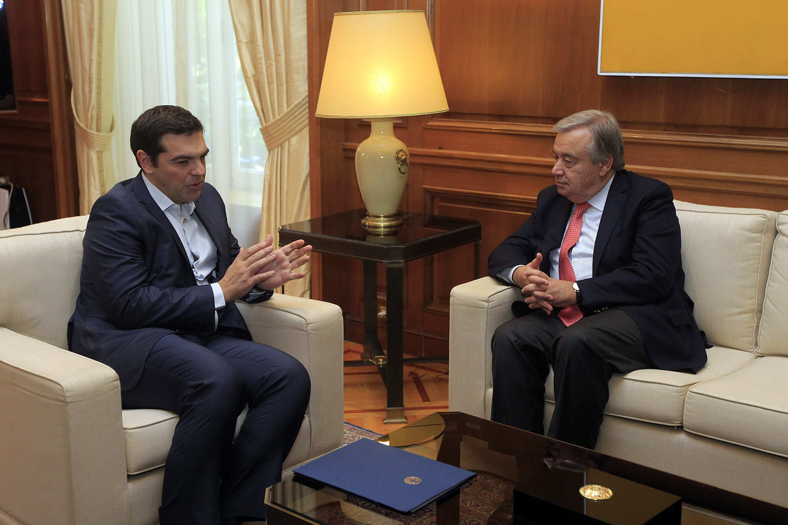 Στο Μαξίμου ο ύπατος αρμοστής του ΟΗΕ για τους πρόσφυγες – ΦΩΤΟ