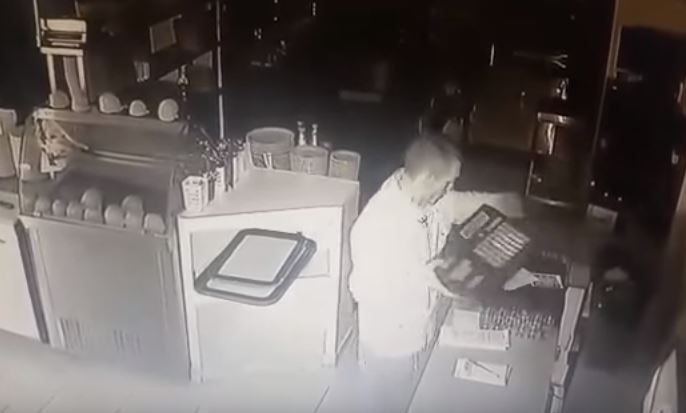 Διαρρήκτης για κλάματα στην Κατερίνη – ΒΙΝΤΕΟ