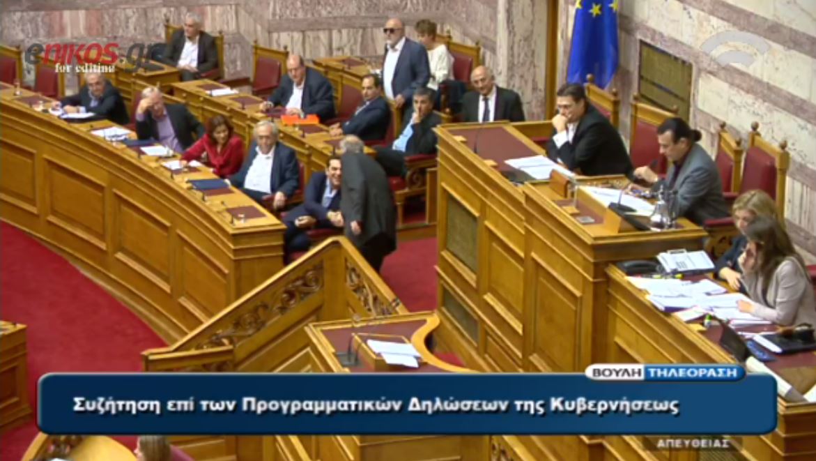 Η θερμή χειραψία του Τσίπρα με τον βουλευτή της Ένωσης Κεντρώων – ΒΙΝΤΕΟ