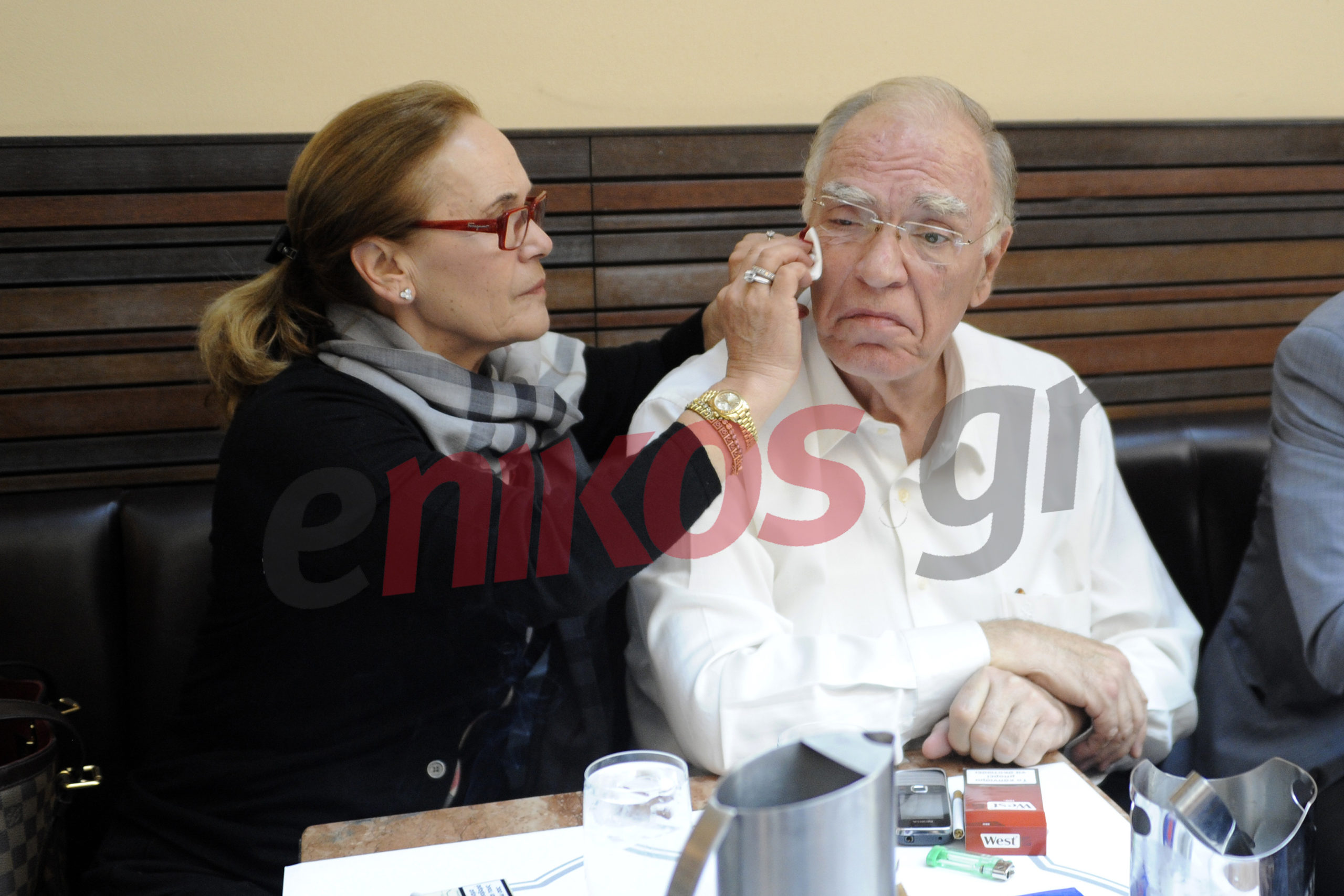 Θαυμάστρια… σημάδεψε το μάγουλο του Λεβέντη – ΦΩΤΟ