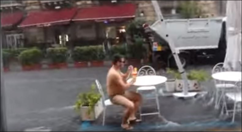 Ο Σικελός που φόρεσε μαγιό και ήπιε κοκτέιλ στην… πλημμύρα – ΒΙΝΤΕΟ