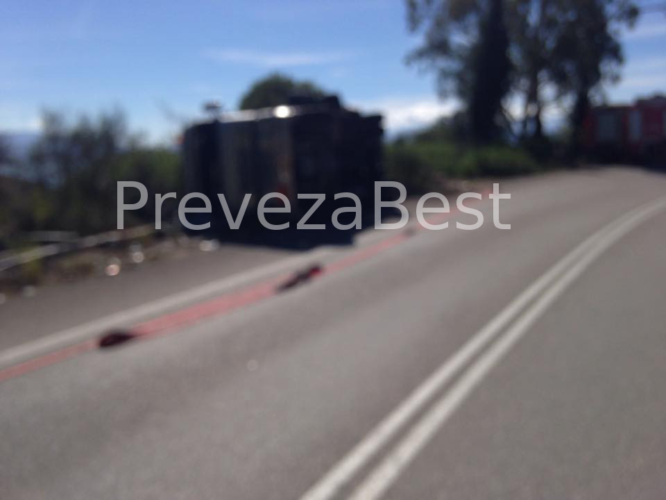 Ανετράπη βυτιοφόρο στην Άρτα – ΦΩΤΟ