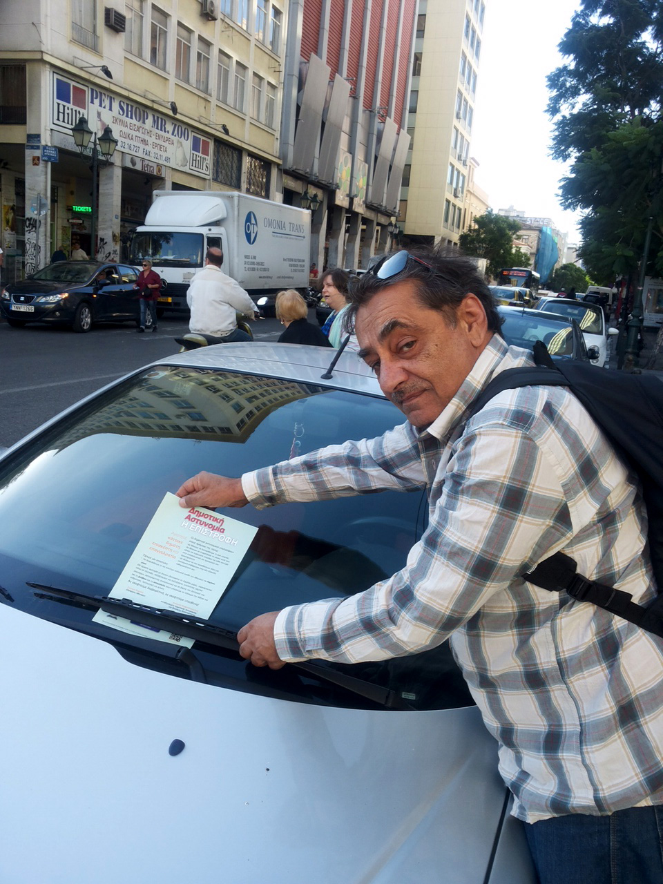 Ο Καφετζόπουλος μοιράζει… φυλλάδια – ΦΩΤΟ