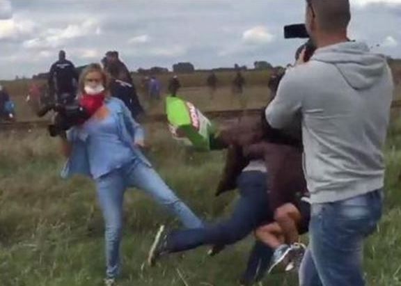 Νέα πρόκληση από την εικονολήπτρια – Θα μηνύσει τον πρόσφυγα στον οποίο έβαλε τρικλοποδιά