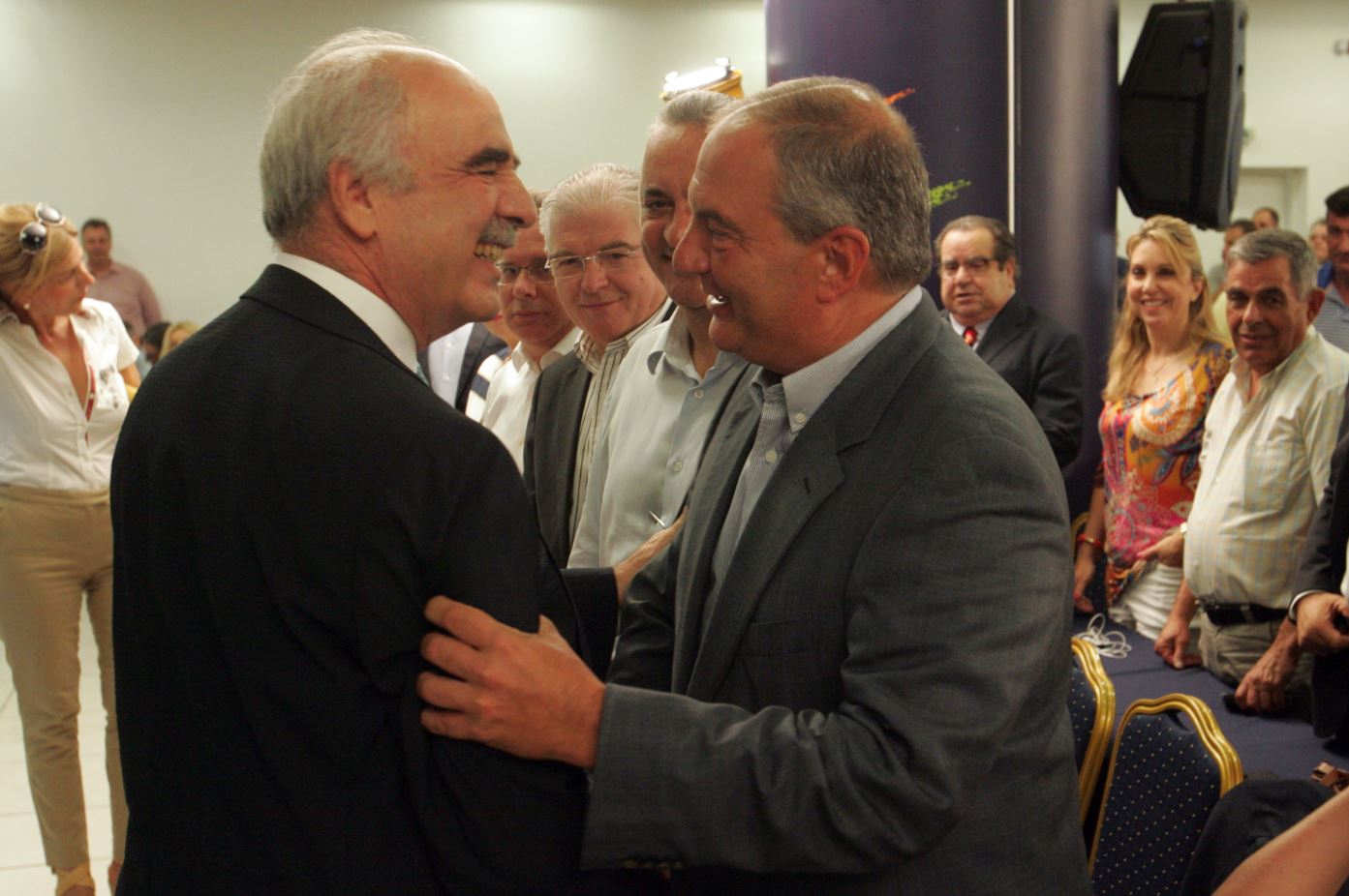 Το χειροκρότημα του Καραμανλή στον Μεϊμαράκη – ΦΩΤΟ