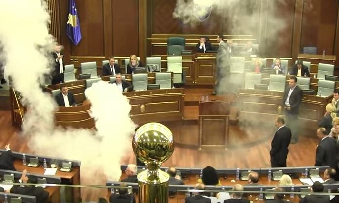 Ασύλληπτο! Βουλευτής πέταξε δακρυγόνο στο κοινοβούλιο του Κοσόβου – ΒΙΝΤΕΟ – ΦΩΤΟ