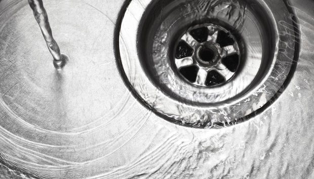 Βουλωμένος νεροχύτης; Ξεβουλώστε τον χωρίς υδραυλικό