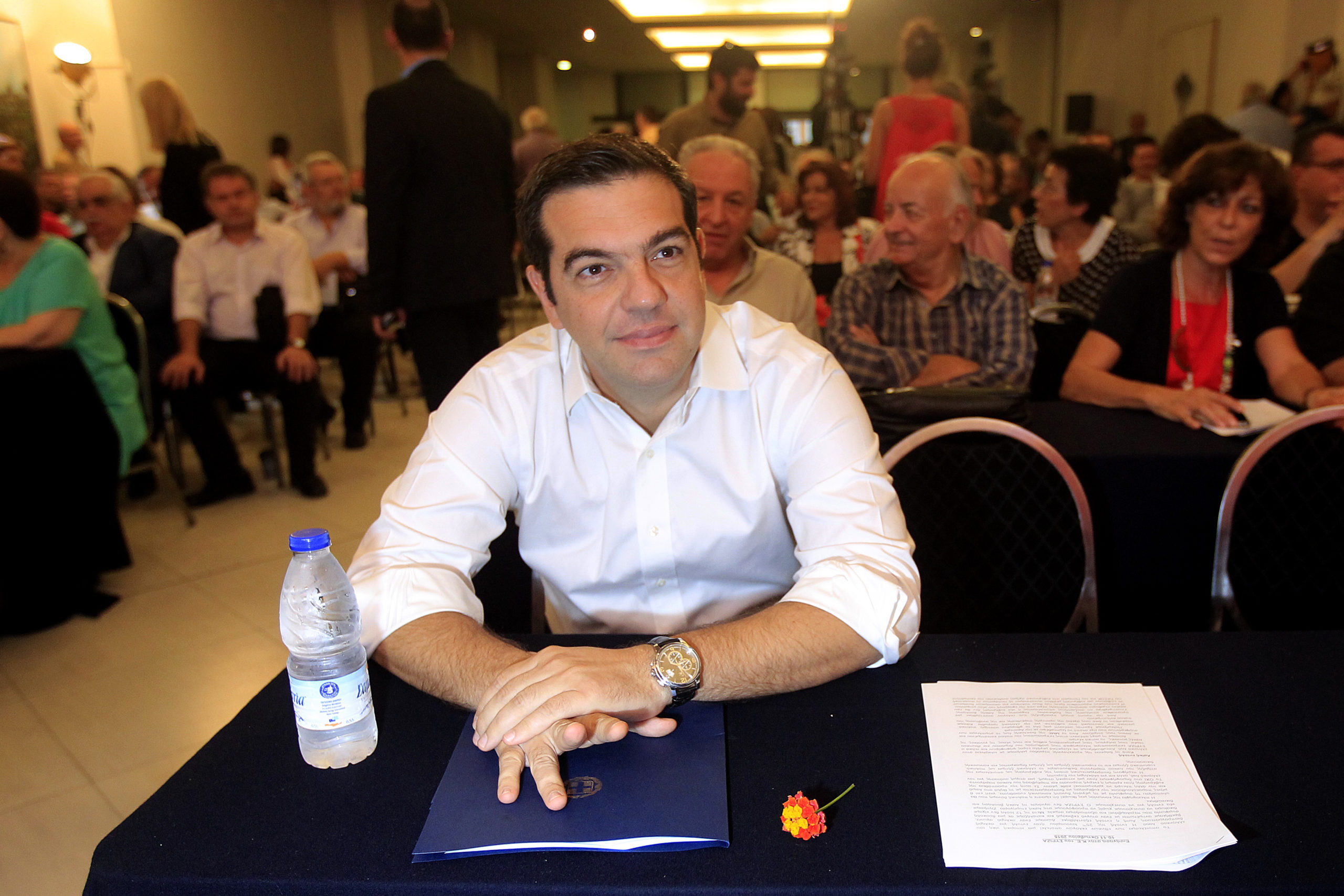 Με ένα λουλούδι στο χέρι μπήκε ο Τσίπρας στην ΚΕ του ΣΥΡΙΖΑ – ΦΩΤΟ
