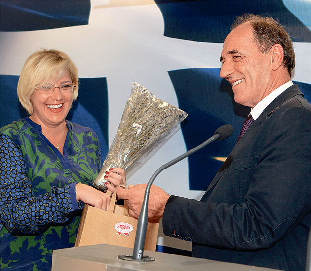 Ο υπουργός με τα… δώρα – ΦΩΤΟ