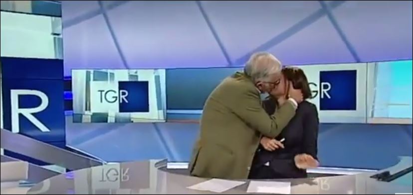 Ο ηθοποιός δεν “άντεξε” και φίλησε την παρουσιάστρια – ΒΙΝΤΕΟ