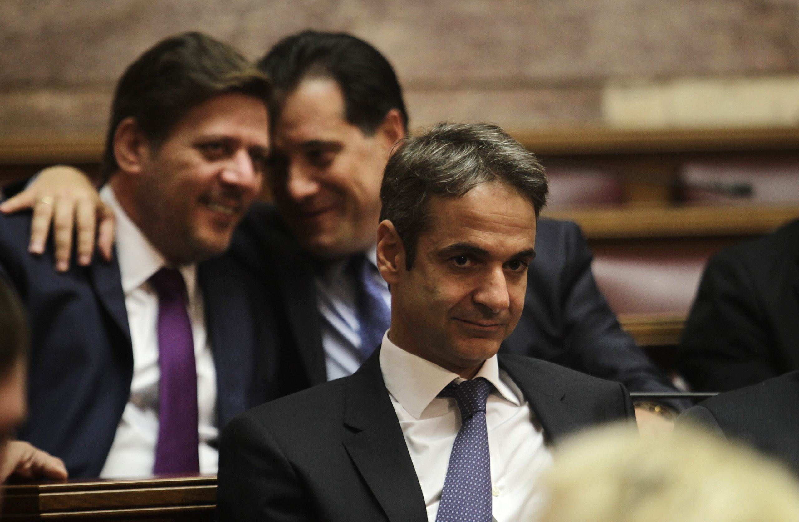 Τι ψιθυρίζουν Γεωργιάδης – Βαρβιτσιώτης πίσω από τον Μητσοτάκη; – ΦΩΤΟ