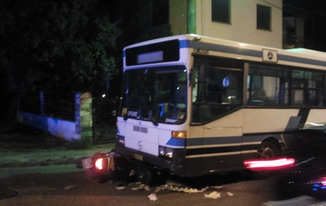 Μηχανή «σφήνωσε» κάτω από λεωφορείο – Ζωντανός ο 60χρονος οδηγός – ΦΩΤΟ