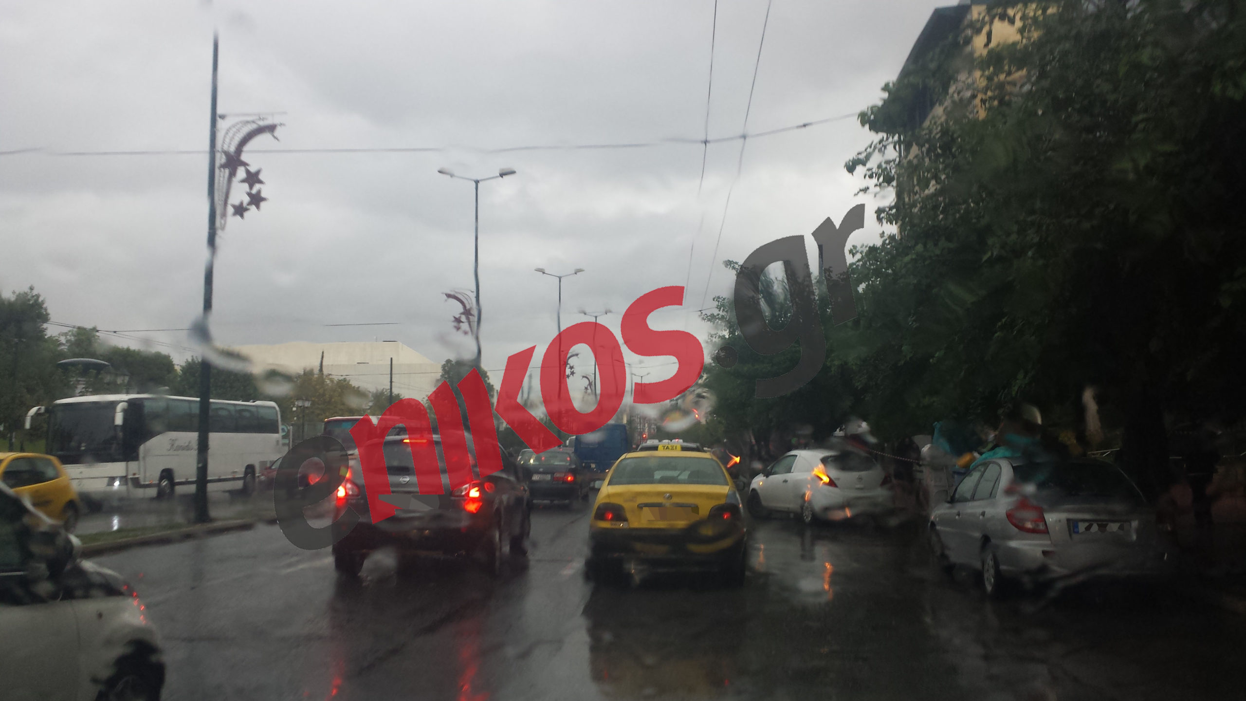 Κυκλοφοριακό “έμφραγμα” στους δρόμους από τη βροχή – ΦΩΤΟ