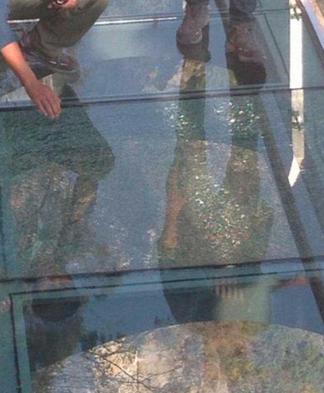 Κίνα – Ράγισε γυάλινη γέφυρα ύψους 1.000 μέτρων – ΒΙΝΤΕΟ