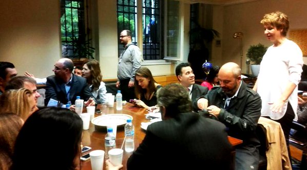 Η ΦΩΤΟ της Γεροβασίλη με τους δημοσιογράφους