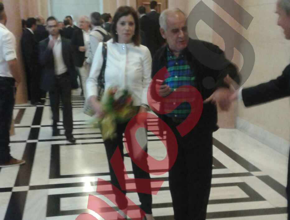 Το λευκό μπουφάν και η ανθοδέσμη της Ασημακοπούλου – ΦΩΤΟ