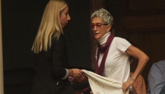 Η γυναίκα που διέκοψε την ομιλία του Τσίπρα – ΦΩΤΟ