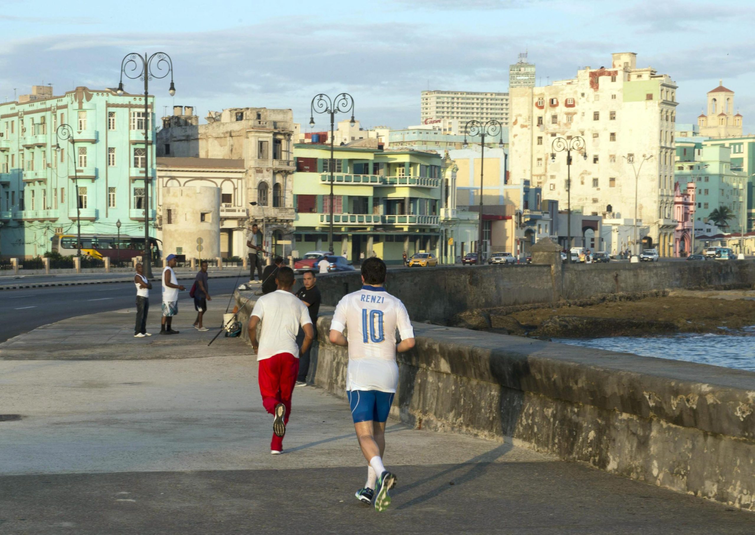 Το τζόκινγκ του Ρέντσι με ποδηλατικό… κολάν στην Αβάνα – ΦΩΤΟ