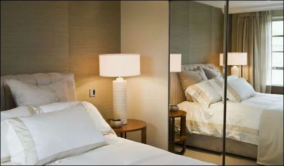 Πώς να διώξετε τη μυρωδιά της υγρασίας από τα ρούχα σας