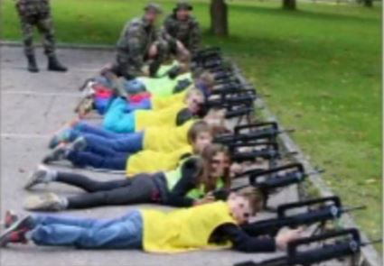 Σάλος στη Γαλλία με φωτογραφία μαθητών να κρατούν όπλα