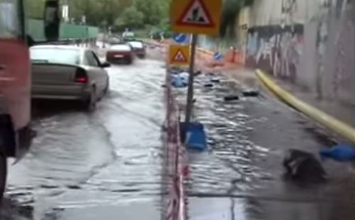 Απεγκλωβίστηκε ο μαθητής που παρασύρθηκε από χείμαρρο στην Πετρούπολη- ΒΙΝΤΕΟ