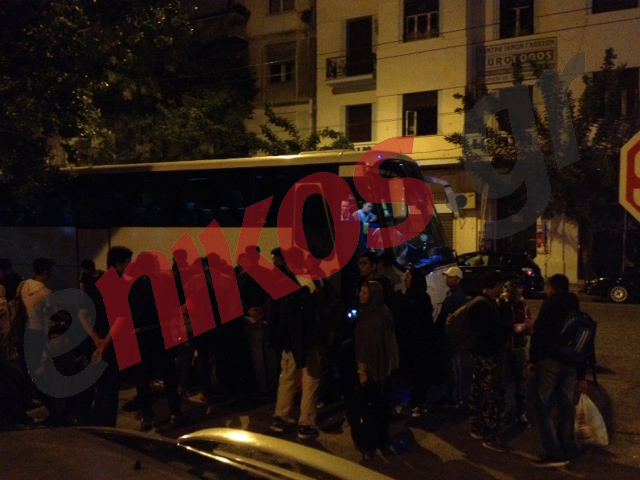 Τουριστικά λεωφορεία για τους μετανάστες στην Αχαρνών – ΦΩΤΟ