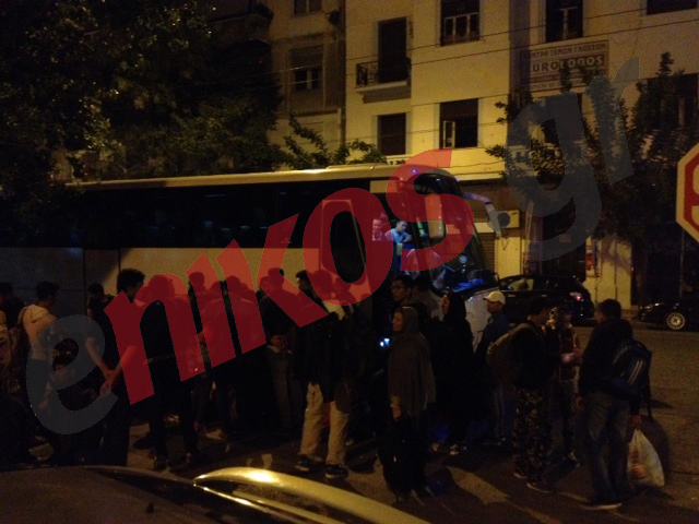 Τουριστικά λεωφορεία για τους μετανάστες στην Αχαρνών – ΦΩΤΟ