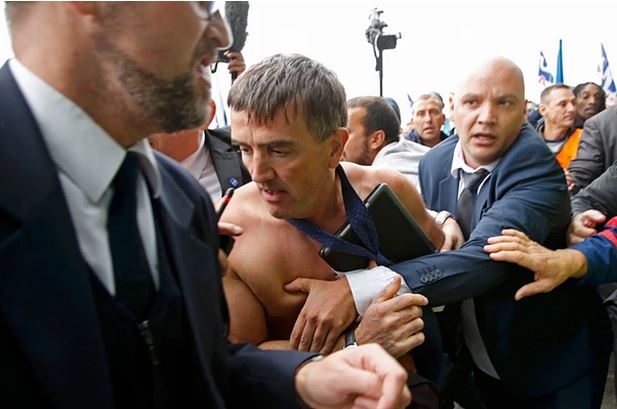 Εργαζόμενοι έγδυσαν τους υπευθύνους της Air France – ΒΙΝΤΕΟ