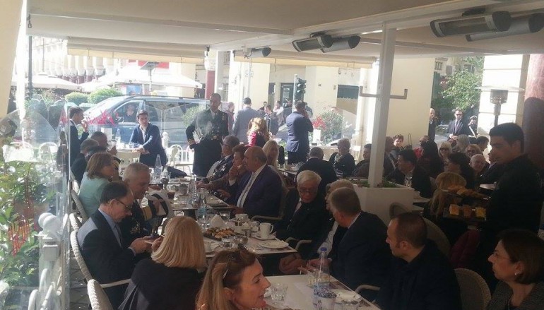 Για καφέ στην Πλατεία Αριστοτέλους ο Προκόπης Παυλόπουλος – ΦΩΤΟ