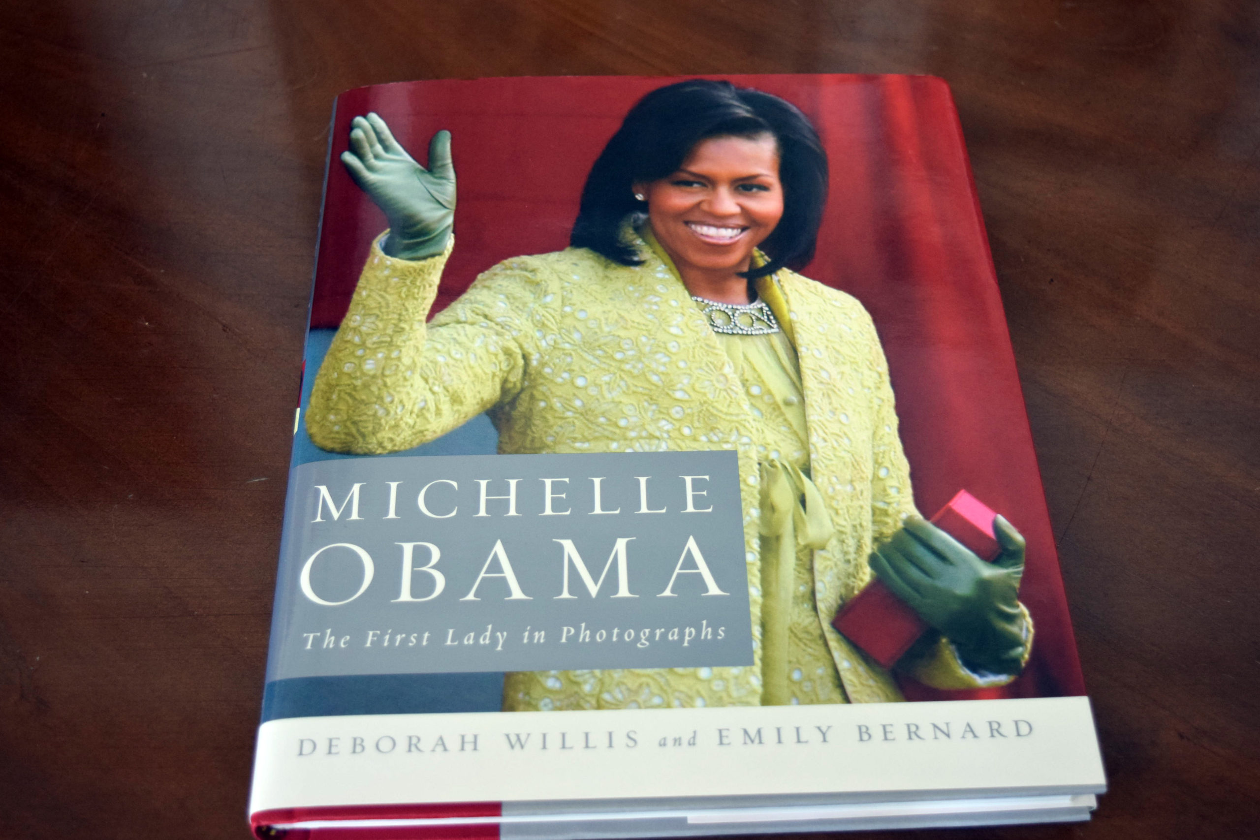 Δώρο στην υπουργό το βιβλίο με τις φωτογραφίες της Ομπάμα – ΦΩΤΟ