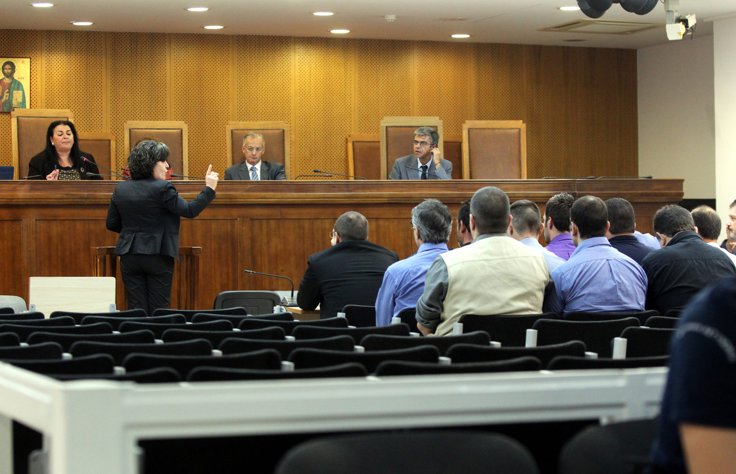 Δακρυσμένη η αδελφή του Φύσσα – Διεκόπη για την Πέμπτη η δίκη