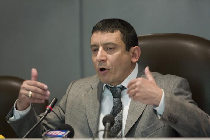 «Βόμβες» Κρητικού: Θα βγαίνουν ακίνητα στο… σφυρί έναντι πινακίου φακής