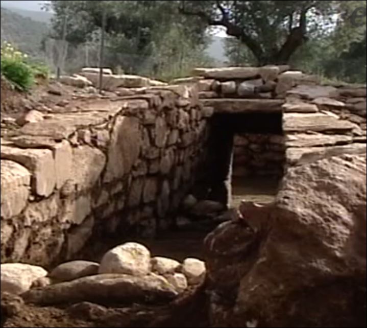 Τεράστιο ενδιαφέρον για τον ασύλητο τάφο με τα πλούσια κτερίσματα στην Πύλο – ΒΙΝΤΕΟ