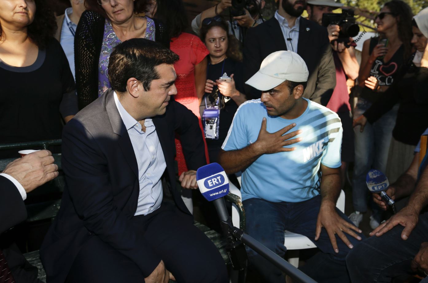 Ο Τσίπρας πίνει ελληνικό καφέ στο παγκάκι – ΦΩΤΟ