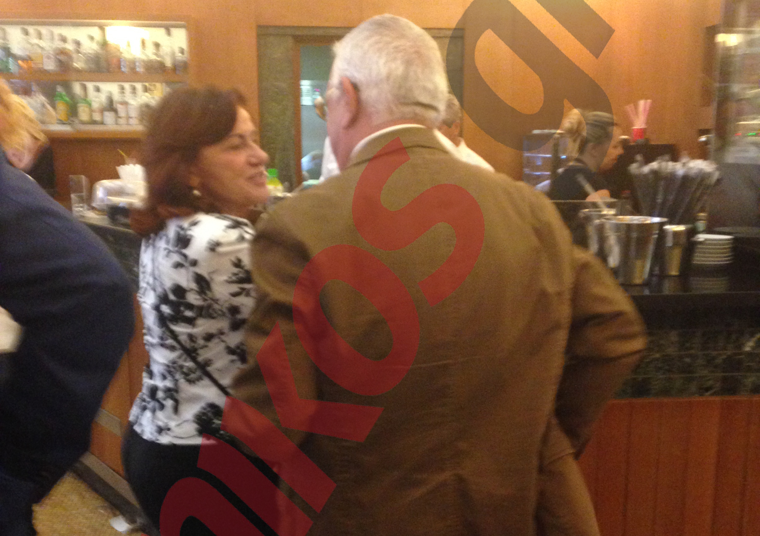 Ο Κακλαμάνης στην Φωτίου για τα… γεμιστά – ΦΩΤΟ