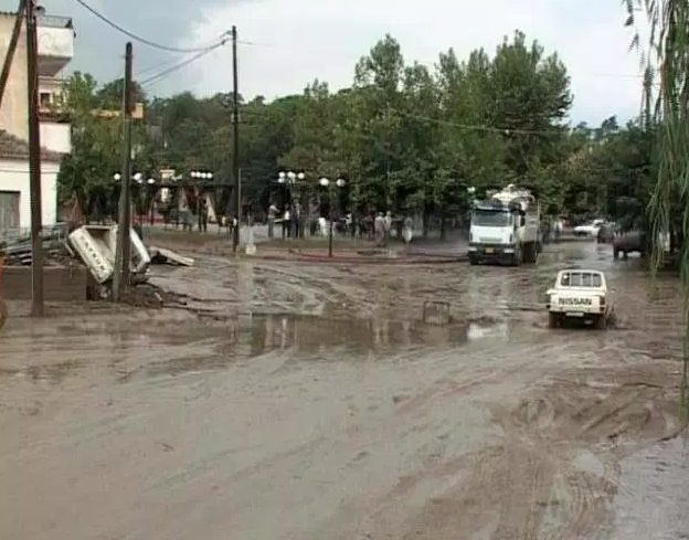 Εικόνες καταστροφής στα Φάρσαλα από το μπουρίνι – ΦΩΤΟ