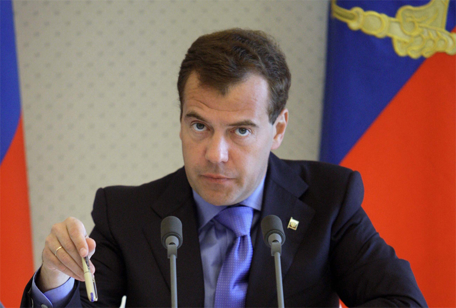 Μεντβέντεφ: Να βρεθεί λύση στη βιωσιμότητα του ελληνικού χρέους