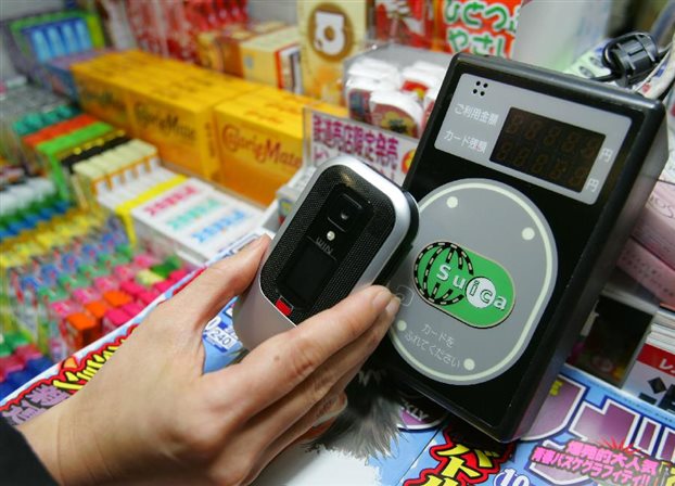 Σε δυο μήνες πέφτει το κόστος χρήσης του πλαστικού χρήματος