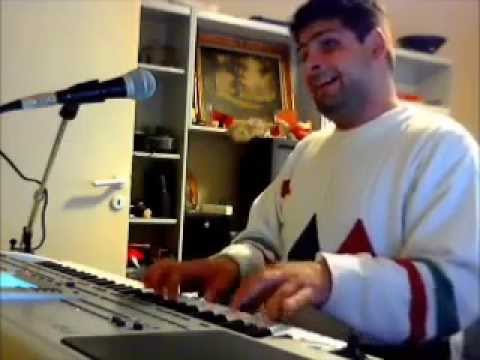 Ο τυφλός τραγουδιστής που συγκινεί τους περαστικούς στον Πειραιά – ΒΙΝΤΕΟ