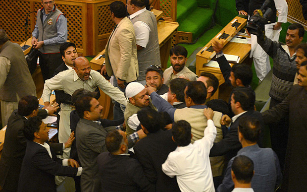 Ξύλο στη Βουλή της Ινδίας για μία… αγελάδα – ΒΙΝΤΕΟ