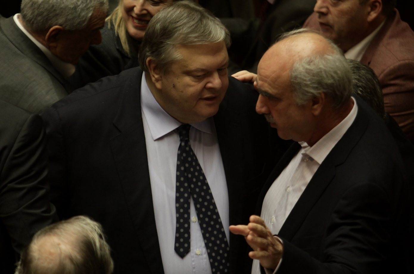 Τι ψιθυρίζει ο Βενιζέλος στον Μεϊμαράκη – ΒΙΝΤΕΟ