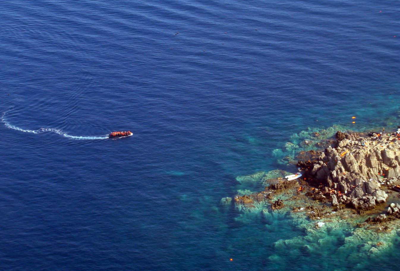 Σε αεροφωτογραφίες η αποβίβαση προσφύγων στη Λέσβο