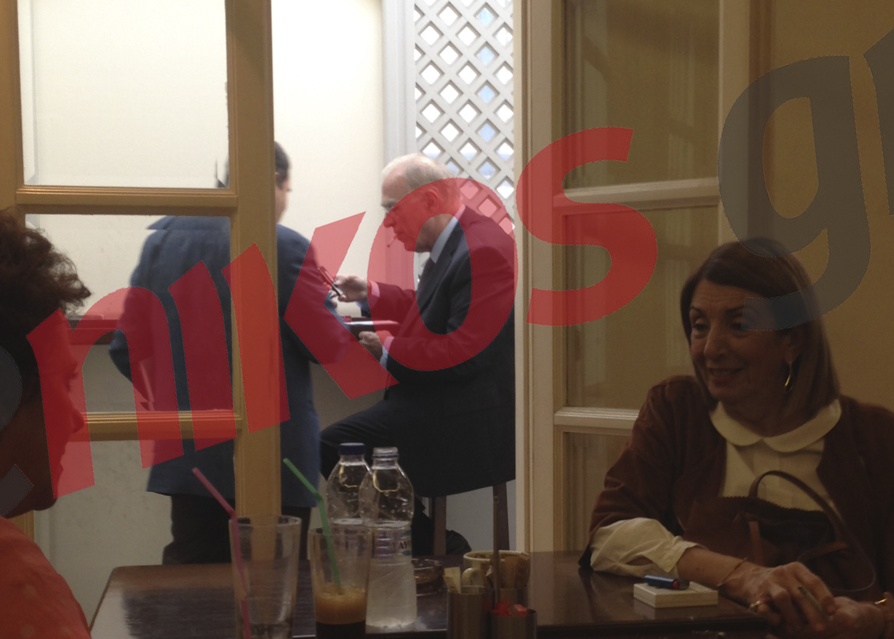 Το τσιγάρο του Λεβέντη στο καφενείο της Βουλής – ΦΩΤΟ