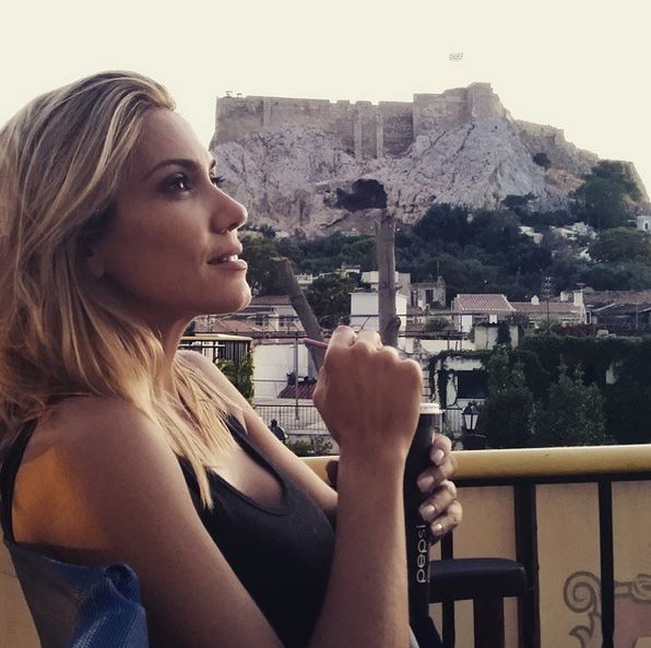 Η Παπαβασιλείου ποζάρει με την αδελφή της – ΦΩΤΟ