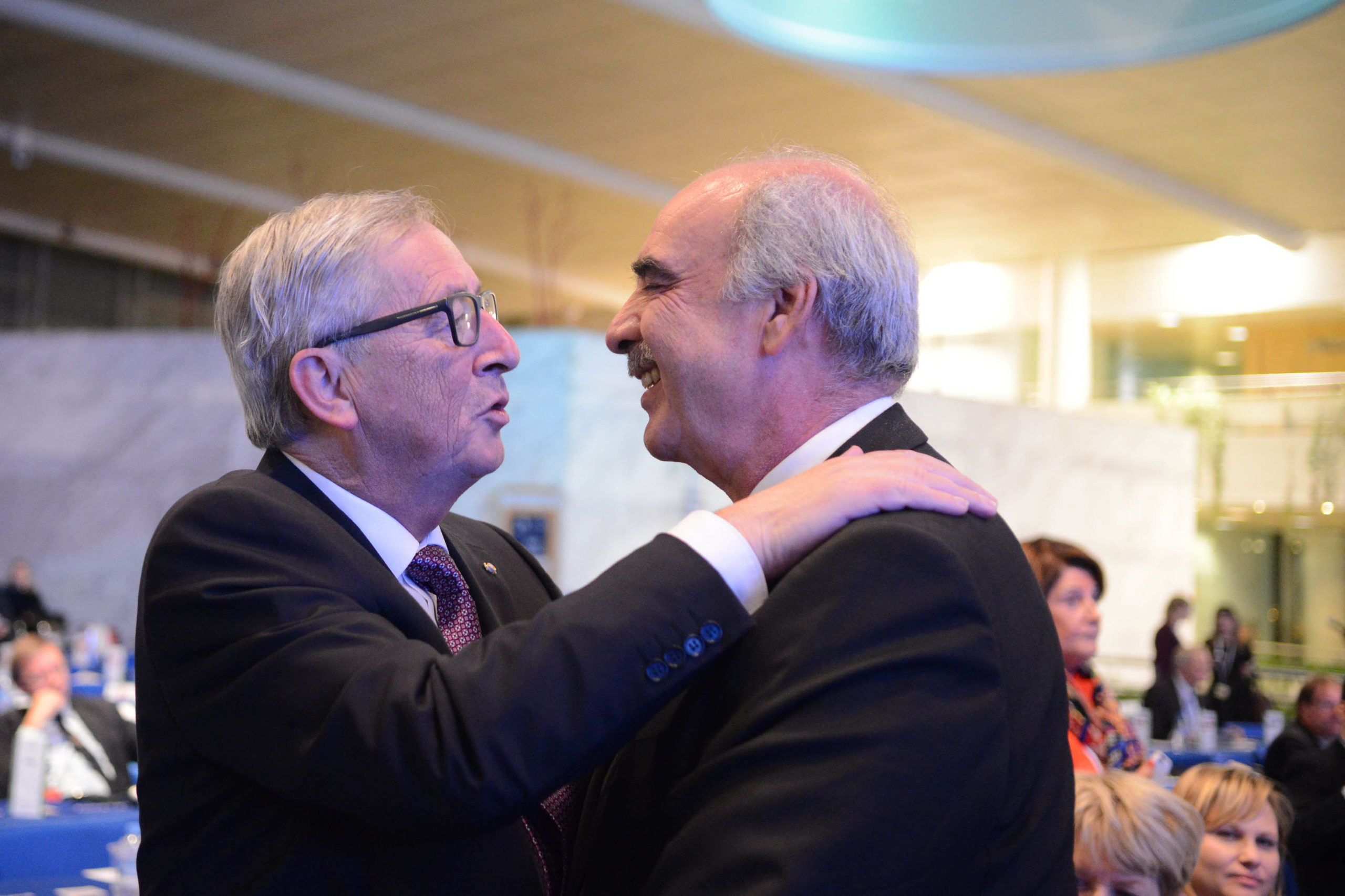 Οι αγκαλιές Γιούνκερ – Μεϊμαράκη – ΦΩΤΟ