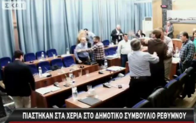 Πιάστηκαν στα χέρια στο δημοτικό συμβούλιο Ρεθύμνου -ΒΙΝΤΕΟ