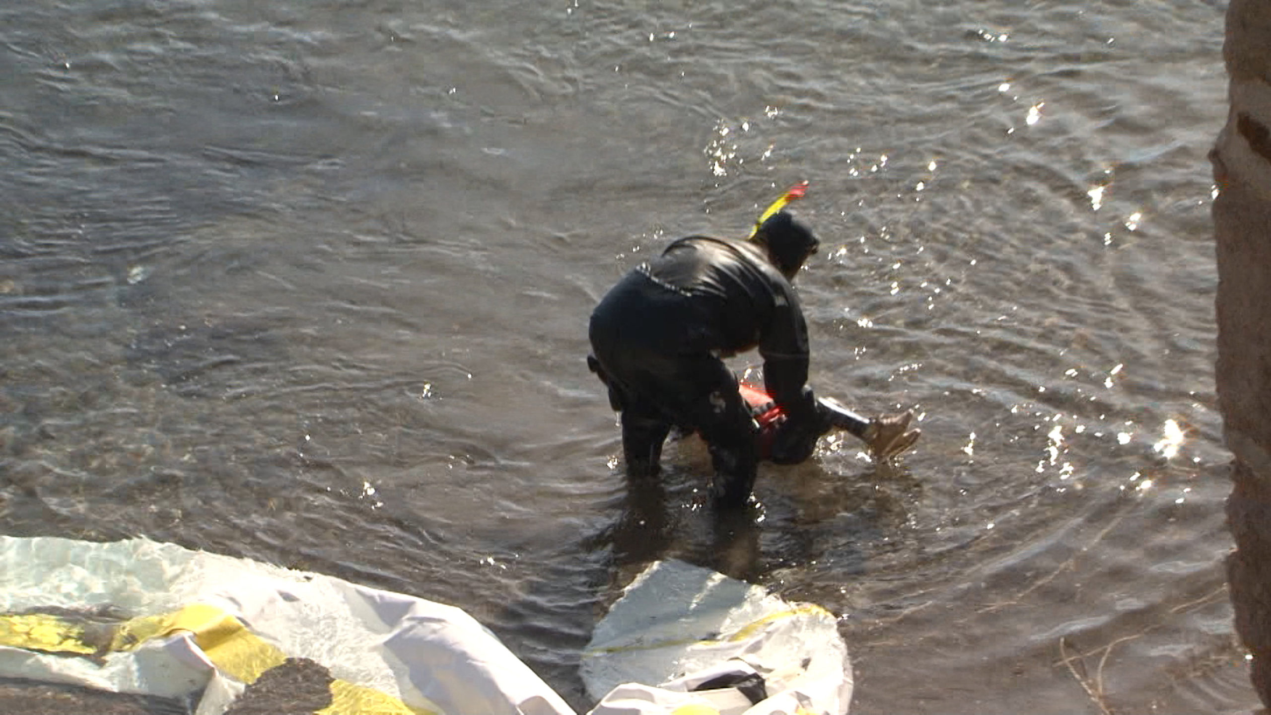 Φωτογραφίες-σοκ με νεκρό προσφυγόπουλο στη Λέσβο